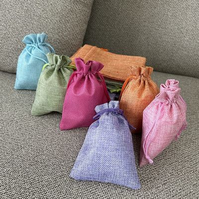 5.5 X 3,9 ίντσα 6 Burlap χρώματος τσάντες Drawstring λινού τσαντών δώρων εύνοιας για τα δώρα και τη δεξίωση γάμου