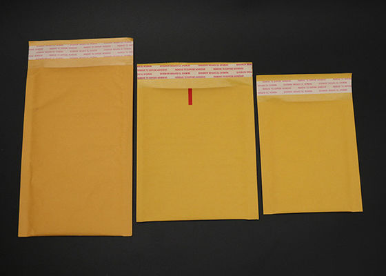 Εγγράφου ταχυδρομικών τελών δεμάτων στέλνοντας φάκελοι εγγράφου τσαντών ταχυδρομείου συσκευάζοντας για το ταχυδρομείο ασφάλειας